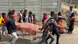 सदर अस्पताल से दिलीप के शव को प्रदर्शन के लिए ले जाते स्वजन। (फोटो जागरण)