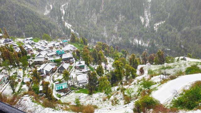 हिमाचल में मौसम के कड़े तेवर: ओलावृष्टि ने बर्बाद की महीनों की मेहनत, आंधी से होर्डिंग्स उखड़कर सड़क पर गिरे