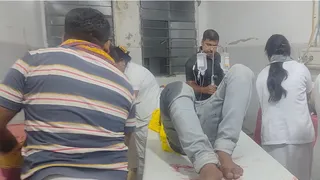 अस्पताल में चल रहा घायल का इलाज।