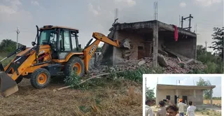 आरोपित का घर पर चलता बुल्डोजर। जागरण