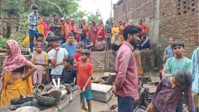 मधेपुरा में चूल्हे की चिंगारी से घर में लगी आग, पांच लाख रुपये की संपत्ति राख
