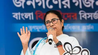 ममता की बैठक से 11 विधायक रहे नदारद। (पीटीआई)
