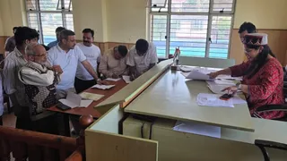 नगर निगम मंडी के बैहना वार्ड के प्रत्याशी नामांकन वापस लेते हुए।