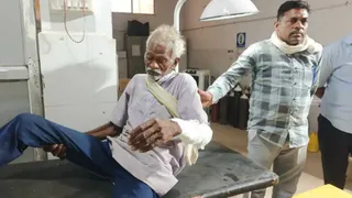 तेंदुए से मुठभेड़ में घायल बुजुर्ग को अस्पताल ले जाया गया।