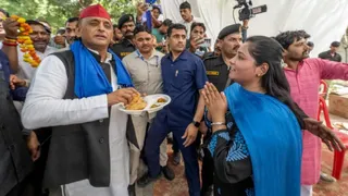 अखिलेश ने प्रसाद के रूप में सब्जी पूड़ी खायी थी। इसका वीडियो इंटरनेट मीडिया पर तेजी से प्रसारित हुआ।