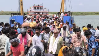 विक्रमशिला सेतु टूटने के बाद नाव बनी सहारा, भागलपुर–नवगछिया के बीच जनजीवन 20 साल पीछे लौटा