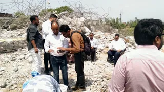 जांच के लिए नमूने भरते अधिकारी