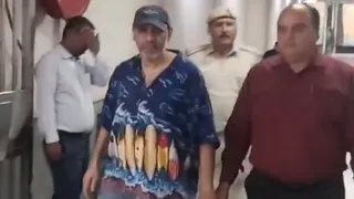 मोहम्मद नवास कक्कट को कोर्ट से ले जाती पुलिस। एएनआई