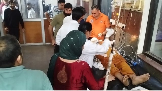 जम्मू-कश्मीर: पुंछ में बस और कार की भीषण टक्कर, हादसे में छह लोग घायल; गाड़ियों के उड़े परखच्चे
