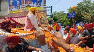 शुकराना यात्रा के दौरान रूपनगर पहुंचे मुख्यमंत्री भगवान सिंह मान को दशम गुरु श्री गुरु गोबिंद सिंह की तस्वीर देखकर संगत ने सम्मानित किया गया।