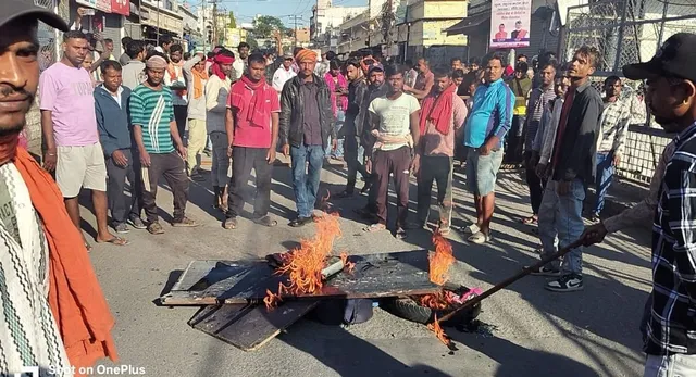Laborer Killed By Truck :- कांवली रोड पर सुबह-सुबह बेकाबू डम्पर की चपेट में आने से  मजदूर की गई जान, गुस्साई भीड़ का हंगामा !