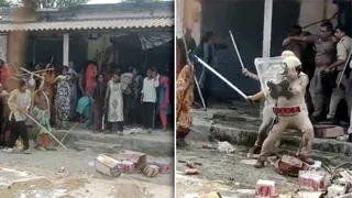 दुकान से शराब की बोतलों को फेंकती महिलाएं