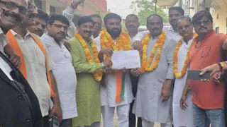 प्रयागराज के वार्ड 48 अलोपीबाग के पार्षद पद के उप चुनाव में विजयी होने के बाद प्रमाण पत्र के साथ सचिन मिश्र, साथ में भाजपा महानगर अध्यक्ष संजय गुप्ता, महामंत्री डाॅ. शैलेश पांडेय व अन्य। जागरण
