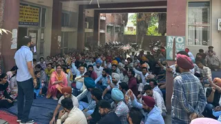 सिविल सर्जन कार्यालय के बाहर प्रदर्शन।