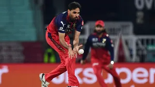 भुवनेश्वर कुमार मैदान में साथियों के साथ