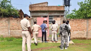 आमगाछी केंदुआ ईदगाह के समीप छापेमारी करती पुलिस। (फोटो जागरण)