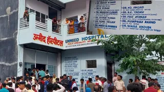 जांच के दौरान लोगों की भीड़ व अस्पताल की दीवारों पर अंकित विशेषज्ञ चिकित्सकों का नाम। जागरण
