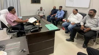 डीलरों के साथ बैठक करते एआरटीओ प्रशासन अशोक कुमार श्रीवास्तव। जागरण