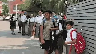 स्कूल के बाहर खड़े स्टूडेंट्स अपने पेरेंट़्स का इंतजार करते हुए।