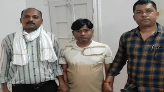 लोकायुक्त टीम की गिरफ्त में मेडिकल ऑफिसर डॉ. अमित शाक्य (मध्य में)।