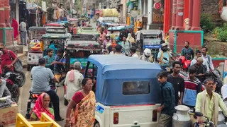 शहर के शहीद द्वार के पास मुख्य सड़क पर लगा महाजाम