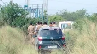 प्रयागराज के मऊआइमा में युवती की लाश मिलने की सूचना पर जुटी भीड़ व पुलिस। जागरण