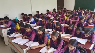 सरकारी स्कूल में पढ़ती छात्राएं