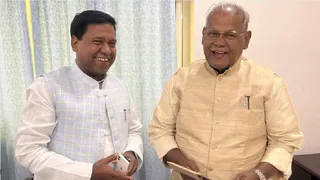 बिहार सरकार में मंत्री डॉ संतोष सुमन और उनके पिता केंद्रीय मंत्री जीतन राम मांझी। फाइल फोटो