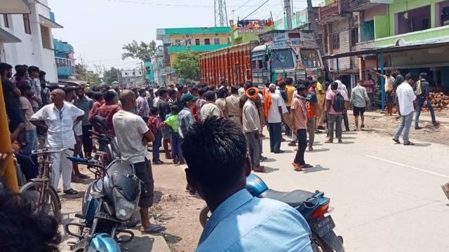 सारण में गंडक नहर के पास ट्रक ने स्कूटी सवार को कुचला, मौके पर ही मौत; लोगों ने सड़क जामकर किया हंगामा
