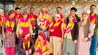 कुल्लू की तांदी पंचायत में निर्विरोध प्रधान व वार्ड सदस्यों का चयन करने के बाद ग्रामीण।