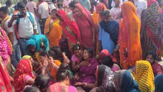 रोते-बिलखते परिजन। (जागरण)