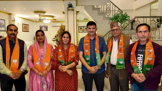 जोगेंद्रनगर के विधायक प्रकाश राणा के घर पहुंची जिला परिषद नेर घरबासड़ा वार्ड से प्रत्याशी बिंदु बाला व अन्य।