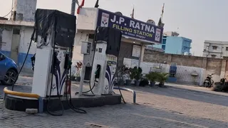 भागलपुर में पेट्रोल संकट चरम पर: एक पंप से दूसरे पंप दौड़ रहे लोग, वजह जानकर रह जाएंगे हैरान