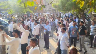 होटल डिजायर में भीषण आग, दूसरी मंजिल से छलांग लगाकर युवती ने बचाई जान।