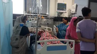 कोटा के न्यू मेडिकल कॉलेज हॉस्पिटल के सुपर स्पेशियलिटी वार्ड में भर्ती महिला और उसके परिजन। (सोर्स - सोशल मीडिया)