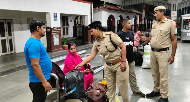 करनाल रेलवे ट्रैक पर टला बड़ा हादसा, जीआरपी की मुस्तैदी से बची यात्री की जान; स्टेशन पर सुरक्षा कड़ी करने के निर्देश
