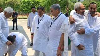 शपथ ग्रहण से पहले पिता नीतीश कुमार का पैर छूए निशांत कुमार