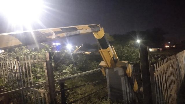 तेज आंधी में टूटा बसडीला रेलवे फाटक, छपरा–सिवान रेल रूट पर हाथ से चल रहा गेट; कभी भी हो सकता है खतरा
