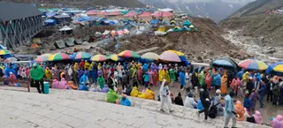 टोकन व्यवस्था के बावजूद केदारनाथ धाम में दर्शनों को लंबी कतारें.