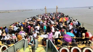 बरारी घाट से जहाज पर खड़े होकर सफर करते लोग। जागरण