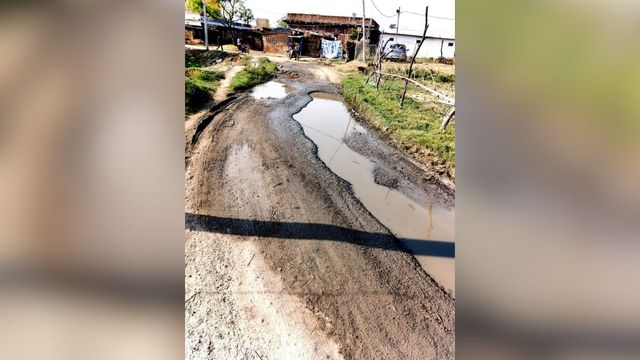 भोजपुर में 3 हजार लोगों की लाइफलाइन बनी सड़क बदहाल, सड़क पर बह रहा गंदा पानी; हादसे का खतरा बढ़ा
