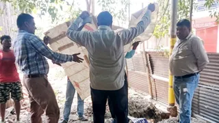 शाहजहांपुर रोड स्थित सिंधु नगर गेट के पास पैमाइश करते निगम कर्मचारी। सौ. निगम