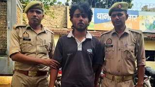 पुलिस की गिरफ्त में आरोपित छात्र
