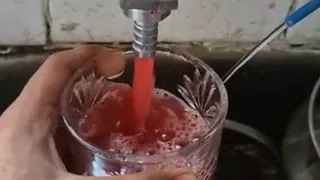 दिल्ली की चावड़ी बाजार में नलों से निकला लाल पानी। फोटो: जागरण