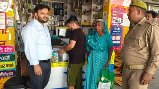 अम्मा की शिकायत दूर कराने को साथ गए एसडीएम।