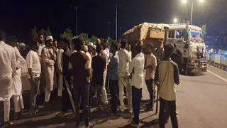 भीषण हादसे के बाद सड़क पर जुटे लोगों की भीड़। ( फोटोः जागरण)