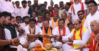 जरीब चौकी रेलवे ओवर ब्रिज का भूमि पूजन करते सांसद रमेश अवस्थी (मध्य में )साथ में एमएलसी अरुण पाठक, क्षेत्रीय अध्यक्ष प्रकाश पाल ,विधायक सुरेंद्र मैथानी(बाएं से दाएं )। जागरण