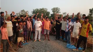 विरोध करते ग्रामीण। (जागरण)