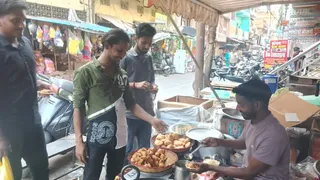प्रयागराज के बहादुरगंज में समोसा की दुकान पर खरीदारी करते लोग। जागरण