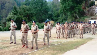 पुलिस लाइन चंबा में वरिष्ठ पुलिस अधीक्षक श्वेता चौबे जवानों के साथ दौड़ लगाती हुई।